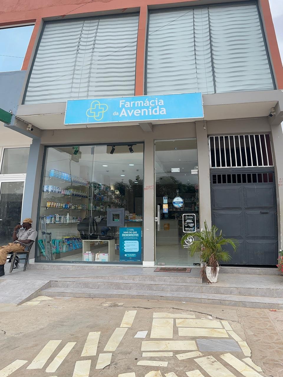 Fachada principal e entrada da Farmácia da Avenida