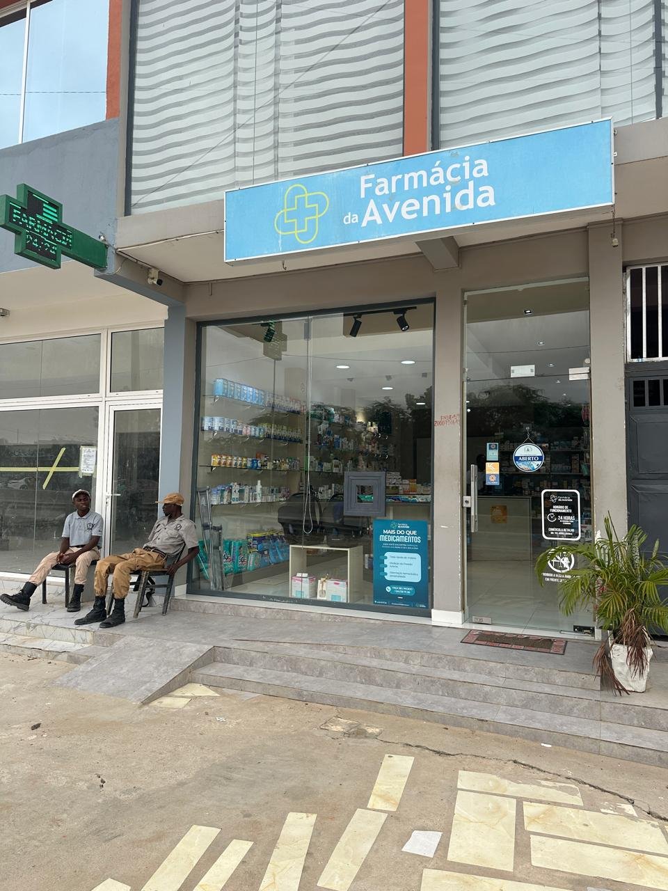 Entrada e montra da Farmácia da Avenida