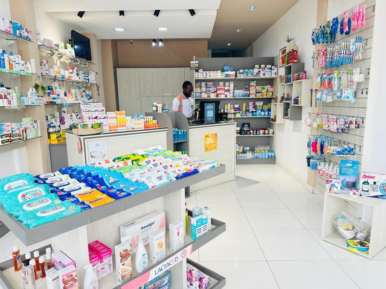 Área de atendimento e produtos no interior da Farmácia da Avenida